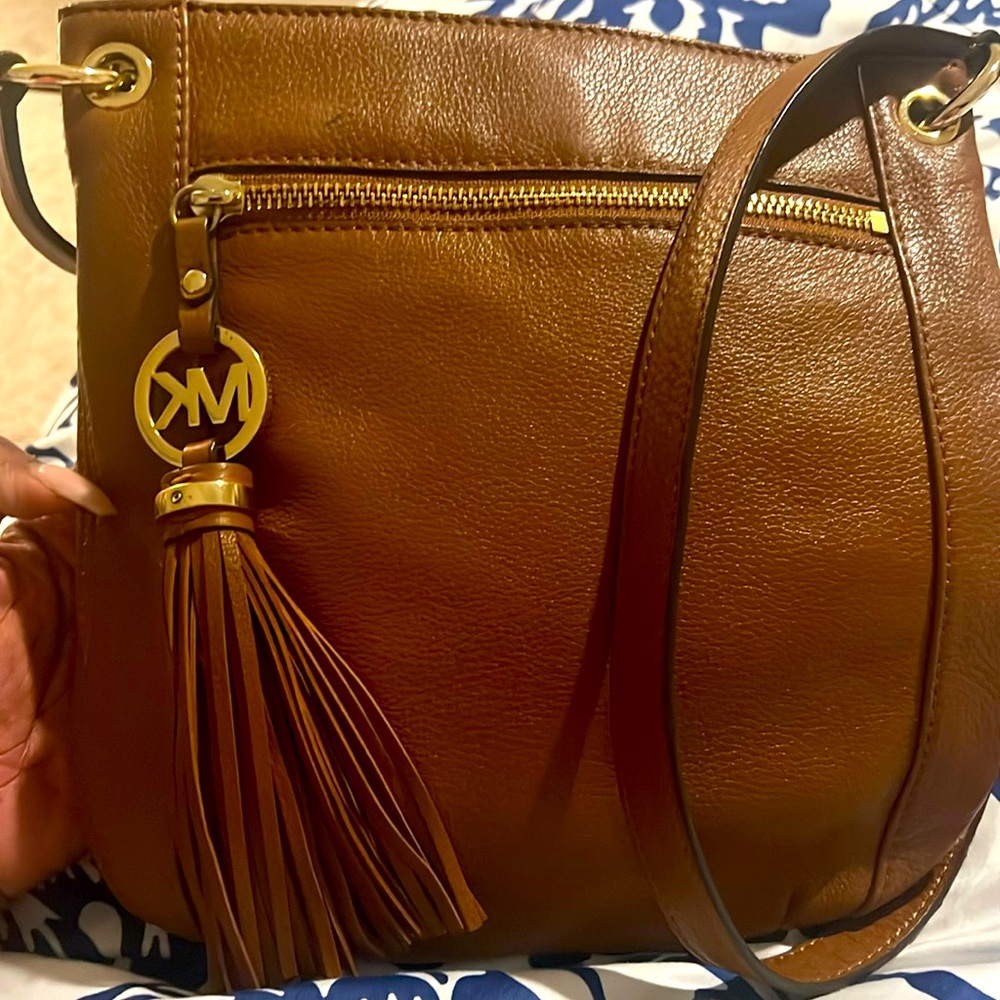 Small Michael Kors crossbody bag. Great for shopping.